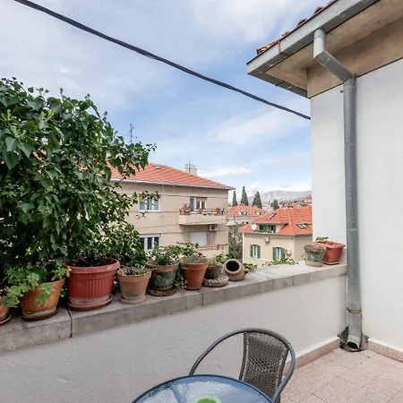 Dinka With Terrace Daire