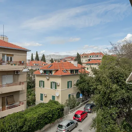 Dinka With Terrace Daire *