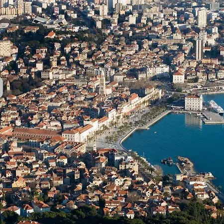 Dinka With Terrace Daire *